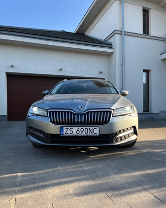 Skoda Superb cena 54000 przebieg: 642000, rok produkcji 2020 z Szczecin małe 67